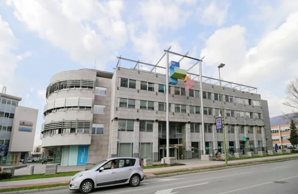 Cilj usklajenega delovanja občine in države je zagotavljanje stabilnosti Hitove uprave, da se bo lahko 
osredotočila na poslovanje in razvoj podjetja.