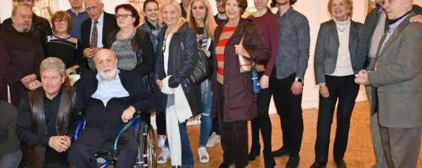 Filip Krtelj in Vojko Gašperut - Gašper (spredaj levo) s svojimi 
slovenskimi prijatelji v galeriji Sv. Cirila v New Yorku
