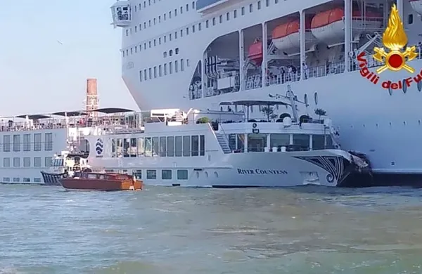 V Benetkah je ena od ladij za križarjenje med pristajanjem danes 
trčila v turistično ladjico in pomol.