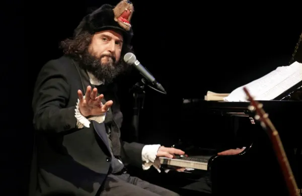 Vinicio Capossela je igral klavir in kitaro, zbrane pa nasmejal s tematskim menjavanjem pokrival. 