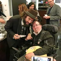 Vinicio Capossela je v avli delil avtograme. S pozornim poslušanjem koncerta in prepevanjem ga je razveselil Fabio Rizzi, 
nekdanji glasbeni urednik na Radiu Koper Capodistria. 