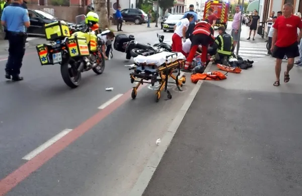 Danes ob 10.29 sta v ulici Zvonimirja Miloša v Izoli trčila motorist 
in osebno vozilo.