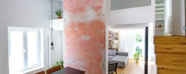 Arhitekti so podest za galerijo namestili na vidno železno konstrukcijo.