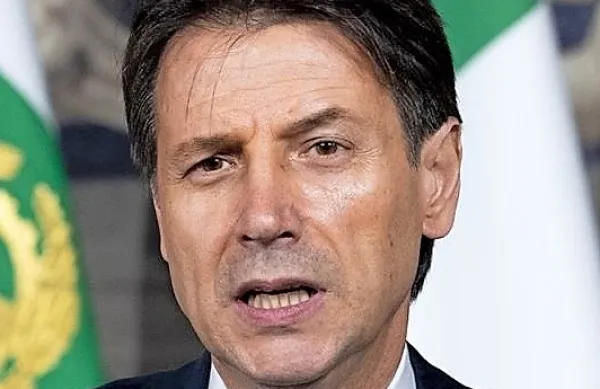 Italijanski premier Giuseppe Conte je danes zagrozil z odstopom, 
če se vladni stranki Liga in Gibanje pet zvezd ne bosta nehali 
prepirati.