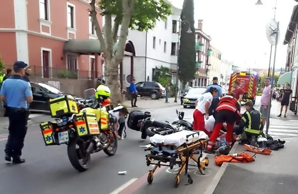 V Izoli je voznik avta včeraj presekal pot motoristu.