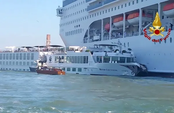 Ladja za križarjenja MSC Opera je  zadela v manjšo turistično 
barko.