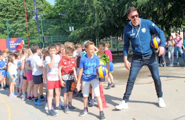Promocijska skupina organizatorjev evropskega  moškega odbojkarskega prvenstva v Ljubljani je danes  obiskala osnovnošolce 
na Goriškem.