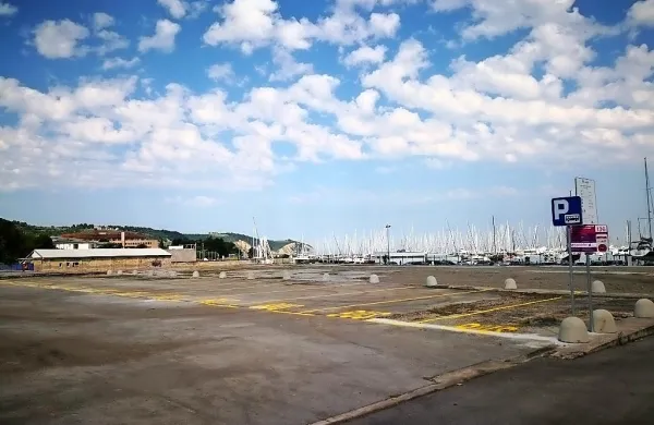 Avtobusi bodo poslej lahko parkirali na novo urejenem plačljivem  
delu parkirišča ob nekdanji tovarni Argo.