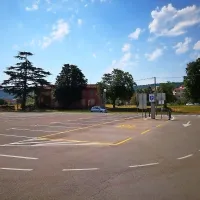 V Tomažičevi ulici je avtobusom dovoljen le krajši (do največ 15 
minut) postanek za izstop oziroma vstop potnikov.