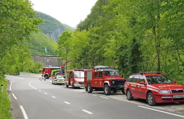 Že četrti dan se je včeraj v neposredni okolici trdnjave Kluže med 
Bovcem in Logom pod Mangrtom nadaljevala velika iskalna akcija, 
v kateri policisti, gorski reševalci in gasilci iščejo 23-letnega 
britanskega državljana.