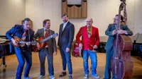 Jure Počkaj (v sredini) prepeva v družbi Ane Pupedan (z leve): 
Simon Avsec, Boštjan Požar, Marko Doles in Peter Žnidaršič. 