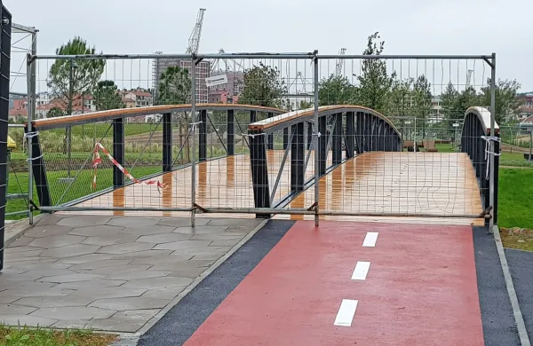 Pešci in kolesarji se zaradi ograje še vedno ne morejo podati na 
novozgrajeni most čez kanal Grande v Kopru.