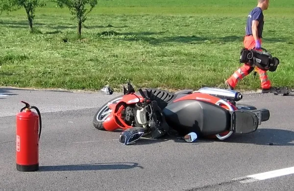 Pred skoraj osmimi leti se je na cesti od Razdrtega proti Postojni, 
pred odcepom za lokalno cesto Hrenovice-Studenec, zgodila huda 
nesreča, v kateri je umrl 73-letni motorist. 