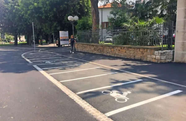 Na voljo je enajst parkirnih mest za motorje
