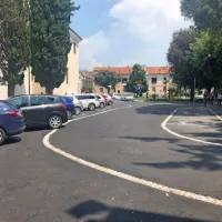 Občina je v okviru 42.000 evrov vredne naložbe v celoti obnovila in 
preplastila cestišče ter površine ob koprski stolnici, zamenjala 
robnike, uredila pločnik ter na novo zarisala parkirišča. 