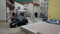 Na seji sveta občine je bilo slišati tudi opozorilo, da je promet na 
Kontradi že začel načenjati drago tlakovanje.