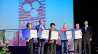 Predsednik ajdovske zbornice David Pizzoni je s priznanjem 
nagradil člane prvega upravnega odbora. V imenu Romana Misleja 
je priznanje prevzel sin Aleksander Mislej.



 