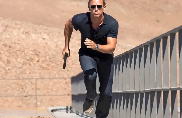 Pred dnevi se je sicer na snemanju filma na Jamajki britanski 
igralec Daniel Craig, ki že petič igra legendarnega vohuna, 
poškodoval gleženj.