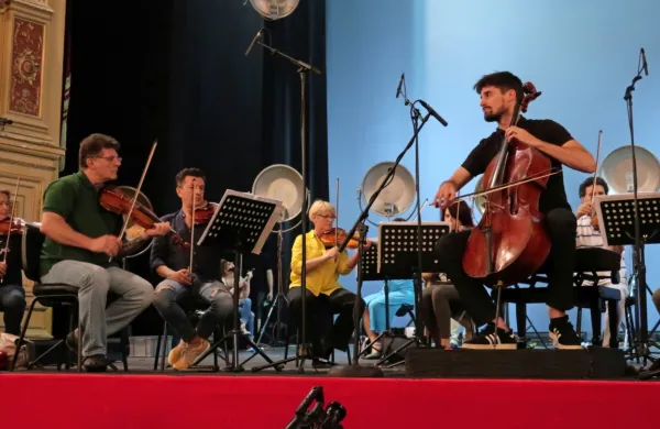V tržaškem Verdijevem gledališču so včeraj potekale še zadnje vaje 
pred drevišnjo svetovno premiero  Vivaldijevih Štirih  letnih časov, 
kot si jih je za violončelo in orkester zamislil  Luka Šulić.