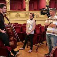 Pred  generalko je Luka Šulić poklepetal še z novinarji. Na 
fotografiji je z  ekipo italijanskega programa TV Koper - Capodistria 
in novinarko Claudio Raspolič.