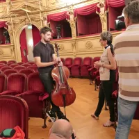 Luka &Scaron;ulić - najprej svetovna premiera &Scaron;tirih letnih časov na violončelu, nato porod