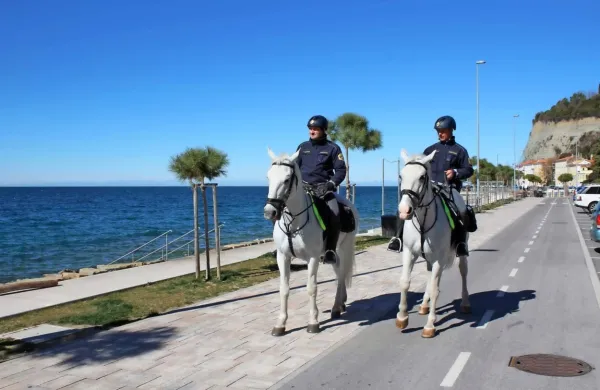 V Portorožu in Piranu policisti na konjih