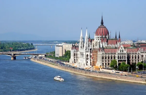 Po nesreči turistične ladjice v Budimpešti pred tednom dni so iz 
Donave doslej potegnili 13 trupel, 15 ljudi pa še pogrešajo.