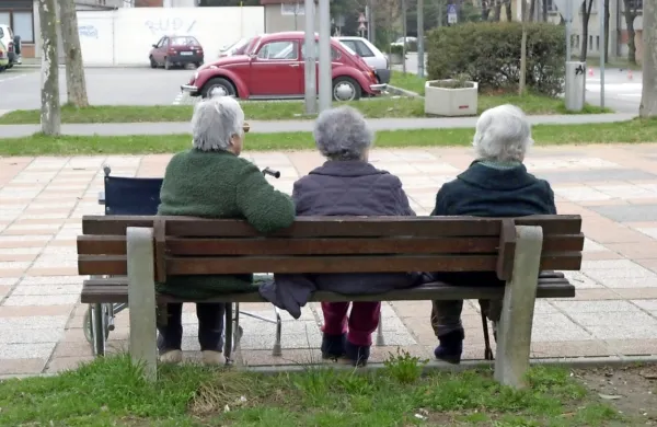  Evropska komisija je  Slovenijo znova pozvala k ustreznemu 
fiskalnemu ukrepanju, k reformam na področju zdravstva, dolgotrajne oskrbe in pokojninskega sistema.