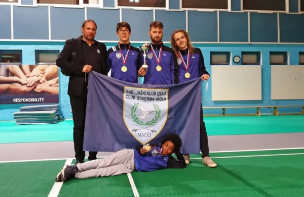 Z leve: trener Antonije Hajdin, Lan Golob,  Klemen Sokolič, Luka 
Mlakar in Mark Eli Golob (leži)