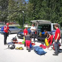 Kljub slabosti je 65-letni mo&scaron;ki nepo&scaron;kodovan pri&scaron;el iz jame