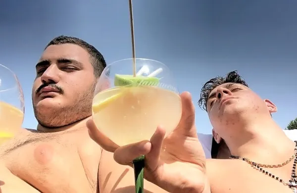 Alessandro in Pietro sta s telefonom v selfi načinu  snemala njun 
vsakdan.