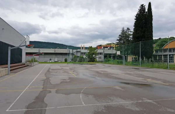  Na zunanjem betonskem igrišču Srednje tehniške šole Koper bodo 
v prihodnjih mesecih zarisali igralno polje za pandolo.