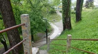 Projekt kolesarske poti zaradi sekanja dreves in betonskih zidov za domačine ni sprejemljiv, zato ga 
bodo  popravili.