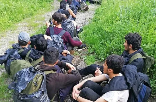 15 migrantov iz Afganistana je tokratni poskus preboja do zahodne 
Evrope predčasno končalo nad Podgradom. 
