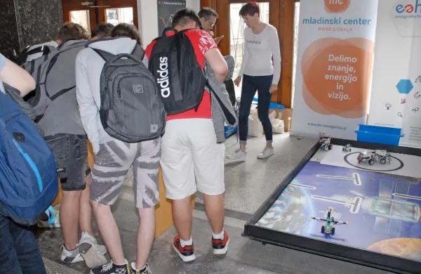 Za programiranje sestavljenih lego modelov na stojnici e-hiše je 
bilo kar veliko zanimanja.