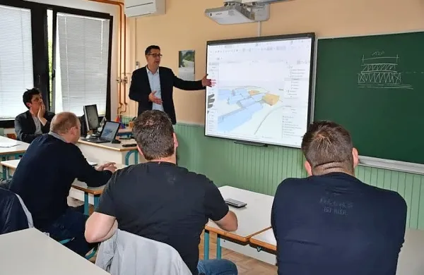  Župan Aleš Bržan je pred dnevi  predstavil tri različice za rešitev 
prostorske problematike šole na Škofijah. Ko bodo zadeve dorečene, bodo o tem razpravljali  še na zboru krajanov.
