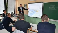  Župan Aleš Bržan je pred dnevi  predstavil tri različice za rešitev 
prostorske problematike šole na Škofijah. Ko bodo zadeve dorečene, bodo o tem razpravljali  še na zboru krajanov.