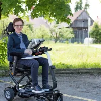 Včeraj nas je Sara Ahlin Doljak razveselila z novico, da  zapušča bolnišnico na Golniku. “Po sedmih tednih hospitalizacije 
bom končno spet doma,” je bila navdušena. Ob vikendih je z  Golnika sicer lahko odhajala domov, k svoji družini (kar smo 
izkoristili tudi za naše srečanje), a kaj ko so dnevi med tednom minevali počasi, saj ji je manjkal utrip doma ... 