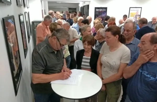 Vrtojbenci so po ustanovnem zboru množično podpisovali podporo civilni iniciativi. 