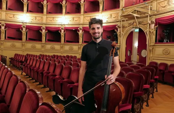 Luka Šulić je tokrat igral na očetovem violončelu iz začetka 19. 
stoletja. 