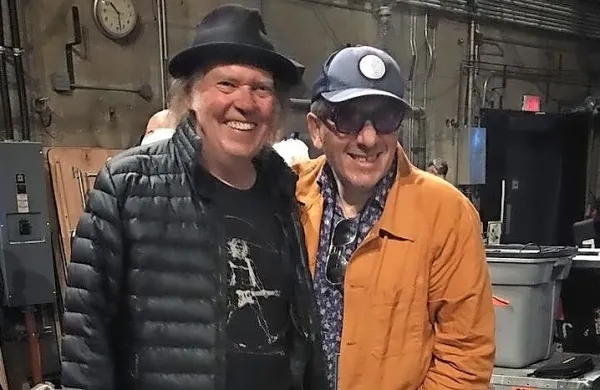 Na nedavnem koncertu v Vancouvru  je Neil Young (levo) ogrevanje 
občinstva  zaupal   Elvisu Costellu, ki se je lani spopadel z rakom.