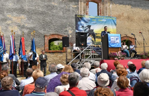 Slep je tisti, kdor ne vidi, da se nacizem in fašizem spet rojevata 
tudi v slovenski soseščini, meni predsednik vlade Marjan Šarec.