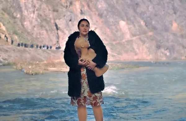 V svojem tretjem celovečercu Bog obstaja, ime ji je Petrunija se je 
Teona Strugar Mitevska lotila makedonske patriarhalne družbe.
