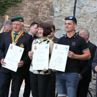 Sto in &scaron;e kak&scaron;en odtenek zelena