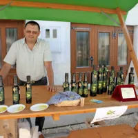 Sto in &scaron;e kak&scaron;en odtenek zelena