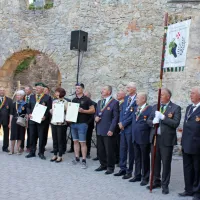 Sto in &scaron;e kak&scaron;en odtenek zelena