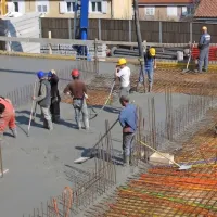 V podjetjih, tudi v gradbenih,  opozarjajo, da bodo zaradi višanja 
minimalne plače morali zvišati prodajne cene. Če jim dviga ne bo 
uspelo preložiti  na ramena končnih kupcev,  bo to  gotovo oslabilo  
konkurenčnost podjetij.  