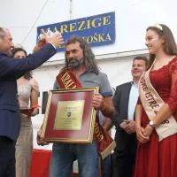 Gorana Besednjaka je za kralja refoška, v družbi vinskih kraljic slovenske Istre in Slovenije, Julije 
Jogan in Mete Frangež, okronal Gašpar Gašpar Mišič.
