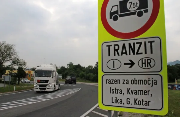 Hrvaški minister za morje, promet in infrastrukturo Oleg Butković 
je danes v Zagrebu izjavil, da v osnovi pozdravljajo slovensko 
odločitev o preusmerjanju prometa težkih tovornih vozil nad 7,5 
tone na avtoceste in glavne mejne prehode. 