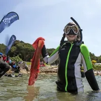 Več kot 200 slovenskih in hrva&scaron;kih potapljačev očistilo Piranski zaliv